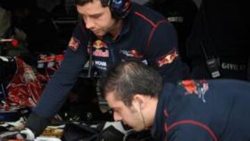 <b>EN BOXES. </b>Buemi, junto a los mecánicos del equipo Toro Rosso.
