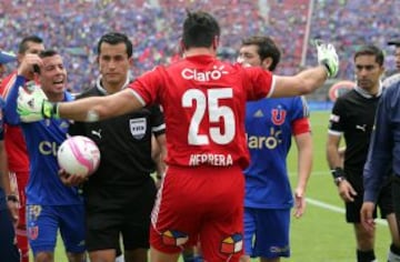 Osses se retira de la cancha. El partido sería suspendido y los puntos quedarían en manos de la UC.