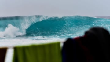 Una ola rompiendo en G&aacute;ldar (Gran Canaria), con ropa tendida en primer plano. 