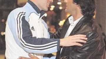 <b>ABRAZO Y FOTO DE FAMILIA. </b>La imagen superior muestra el efusivo abrazo entre Zidane y Francescoli en el Mirasierra Suites. Abajo posaron con Pablo García y Diogo. Fue entrañable.