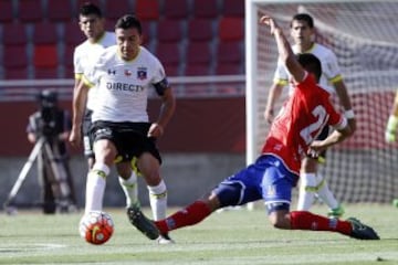 El jugador de Colo Colo, Claudio Gonzalo Fierro, disputa el balón con Diego Oyarzun de Unión La Calera.