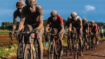 El ciclista belga Wout Van Aert tira del grupo durante la Par&iacute;s-Roubaix 2021.