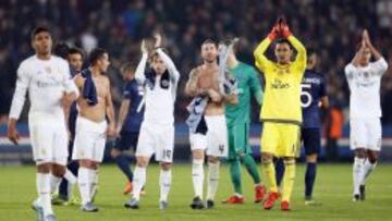 Los jugadores del Real Madrid aplauden a los seguidores blancos tras el partido ante el PSG