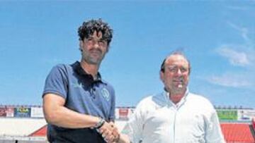 <b>UN DUELO DECISIVO. </b>Frank Rijkaard y Paco Flores, ayer en el Nou Estadi de Tarragona.