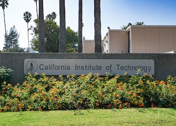 El Instituto de Tecnolog¨ªa de California o Caltech es una universidad privada situada en Pasadena, una ciudad de Estados Unidos del condado de Los ?ngeles. Fundada por el empresario y pol¨ªtico Amos G. Throop en 1891. Entre los alumnos, profesores e investigadores de Caltech han salido 72 premios Nobel, 4 medallas Fields y 6 premios Turing.
