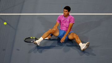 Carlos Alcaraz cae en su partido contra Grigor Dimitrov en el Miami Open.