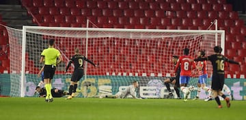 Jordi Alba empató en el minuto 91.  2-2.