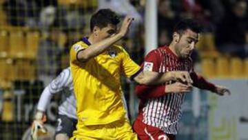 <b>INTENSIDAD. </b>Agus controla un balón ante la presión rival.