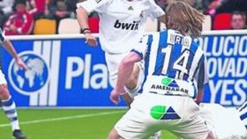 <b>EFECTIVIDAD. </b>Uria intenta frenar a Alfonso, que fue uno de los jugadores clave al marcar cuatro goles.