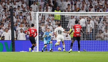 1-3. Rafael Leão se interna por la derecha en el área madridista asiste a Tijjani Reijnders que define con un disparo raso para batir a Adriy Lunin.