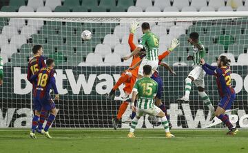 Víctor Ruiz marca el 2-2 para el Betis. 