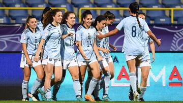 Nina Pou, en el centro de la imagen con el dorsal 14, celebra su gol rodeada de sus compa&ntilde;eras. 