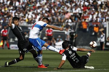 El jugador de Colo Colo Julio Barroso disputa el balon con Cesar Pinares de Universidad Católica durante el partido de primera division realizado en el estadio Monumental de Santiago, Chile