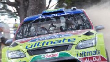 El piloto finlandés Jari-Matti Latvala (Ford) es líder del rally de Australia, décima cita del mundial, con una ventaja de sólo 1.1 segundos sobre el francés Sebastien Ogier (Citroen), tras la disputa del nueve tramos, al verse ambos favorecidos por su retrasada posición de salida