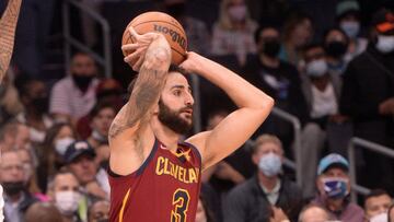 Ricky Rubio, con el bal&oacute;n en las manos ante Charlotte Hornets.