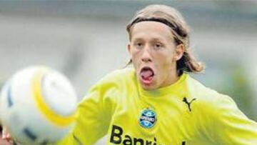 <b>LIDERAZGO. </b>A pesar de tener sólo 19 años, Lucas Leiva ha sido el líder de un histórico como Gremio de Porto Alegre.