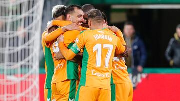 Los jugadores del Betis celebran el gol de la victoria sobre el Elche.