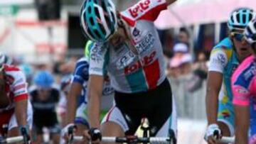 <b>POR CENTÍMETROS. </b>De Clerq celebra ante la mirada de Scarponi.