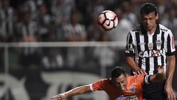 Fred remata una pelota en el Atlético Mineiro - Sport Boys