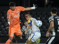 Libertad's goalkeeper #25 Angel Gonzalez and Rosario Central's Paraguayan defender #03 Agustin Sandez fight for the ball during the Copa Libertadores group stage football match between Paraguay's Libertad and Argentina's Rosario Central at the La Huerta stadium in Asuncion, on April 15, 2026. (Photo by DANIEL DUARTE / AFP)