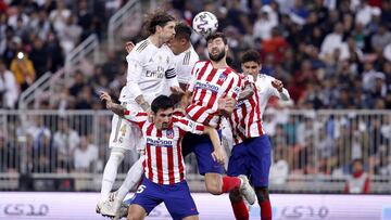 Sergio Ramos y Felipe en un duelo aéreo durante la Supercopa de España entre Real Madrid y Atlético.