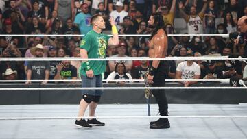 John Cena y Roman Reigns en WWE Money in the Bank 2021.