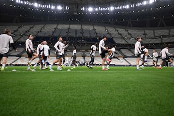 El Real Madrid se ejercita en el estadio de Lusail, en Doha, antes de la final de la Intercontinental ante el Pachuca de Mxico.