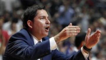 El entrenador del FC Barcelona Regal, Xavi Pascual, durante el quinto partido de la final de la liga ACB de baloncesto que Real Madrid y FC Barcelona Regal disputan esta noche en el Palacio de los Deportes de Madrid.
