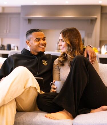 La relación entre el futbolista y Melanie fue discreta durante un tiempo. La joven suiza pasó una parte de su adolescencia en Estados Unidos, donde estudió. Empezaron a salir en 2015 y se casaron en 2019. En 2020 nació la única hija de la familia, Aayden Malik.  