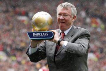 Ferguson posa con el trofeo que le acredita como el "Mejor Manager de la Temporada" en la Premier League, fue la 2010/11.