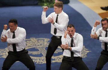 Israel Dagg, Jordie Barrett, Keven Mealamu, y Conrad Smith, jugadores de los All Blacks, la selecci¨®n masculina de rugby de Nueva Zelanda, realizan la "haka", danza tradicional Maor¨ª durante la ceremonia de entrega de los Premios Princesa de Asturias 2017 de los Deportes