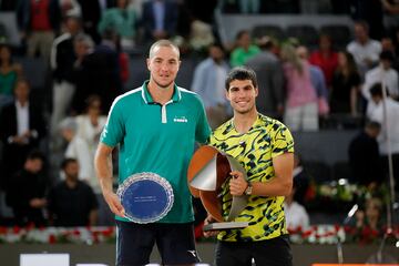 Carlos Alcaraz demostró en la final del Mutua Madrid Open que a los 20 años recién cumplidos su grado de madurez deportiva es altísimo. El número dos del mundo, que ahora tiene a tiro de un partido en Roma el número uno, venció en tres sets (6-4, 3-6 y 6-3) y 2h25 a Jan-Lennard Struff, el alemán de 33 años y 65º del mundo,