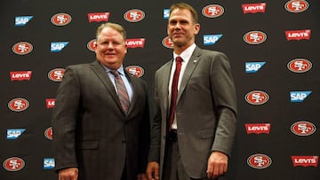 Tanto Chip Kelly (izquierda) como Trent Baalke, tendrán que buscar otras ocupaciones que no serán las de entrenador y GM en los San Francisco 49ers.