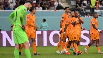 Netherlands players celebrate after Netherlands' defender #22 Denzel Dumfries (unseen) scored his team's third goal during the Qatar 2022 World Cup round of 16 football match between the Netherlands and USA at Khalifa International Stadium in Doha on December 3, 2022. (Photo by Alberto PIZZOLI / AFP)