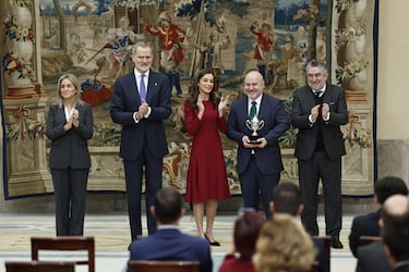 La reina Letizia entrega el Premio Infanta Sofía 2023 al Comité Español de Representantes de Personas con Discapacidad (CERMI), galardón que es recogido por su presidente, Luis Cayo durante la ceremonia de entrega de los Premios Nacionales del Deporte correspondientes a 2023 y 2024.
