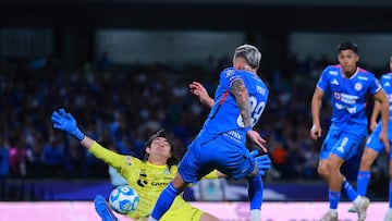 Soccer Football - Liga MX - Cruz Azul v Santos Laguna - Estadio Olimpico Universitario Mexico 1968, Mexico City, Mexico - August 16, 2025 Cruz Azul's Gonzalo Piovi in action with Santos Laguna's Carlos Acevedo REUTERS/Eloisa Sanchez
