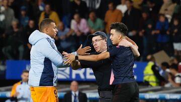 SAN SEBASTIÁN (PAÍS VASCO), 14/09/2024.- El delantero del Real Madrid Kylian Mbappé (i) atiende a un aficionado (d) tras el partido de la quinta jornada de LaLiga EA Sports entre la Real Sociedad y el Real Madrid, este sábado en el Real Arena de San Sebastián (País Vasco). EFE/Javi Colmenero