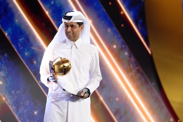 Nasser Al-Khelaifi, con el premio al PSG al mejor club masculino.