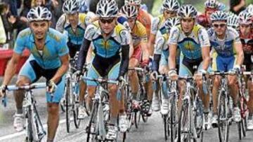 <b>ASTANÁ AL FRENTE. </b>Los corredores del Astaná, con Levi Leipheimer y Alberto Contador como jefes de filas, comandan el pelotón en la primera ascensión a La Rabassa.