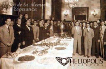 Uno de los homenajes que se realizaron a los integrantes de la Plantilla 1934-35, Junta Directiva, tras lograr el primer título para Andalucía y Sevilla-capital.