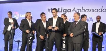 Figo, Kanout¨¦, Kluivert, Karembeu, Albelda, Urzaiz, Salgado, Morientes y Roberto Carlos, Fernando Sanz y Mendieta fueron presentados como embajadores de La Liga.