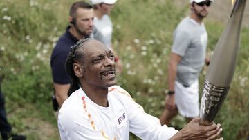 Paris 2024 Olympics - Saint-Denis, France - July 26, 2024. US rapper Snoop Dogg holds the torch as part of the 2024 Paris Olympic Games Torch Relay, on the day of the opening ceremony, in Saint-Denis. STEPHANE DE SAKUTIN/Pool via REUTERS