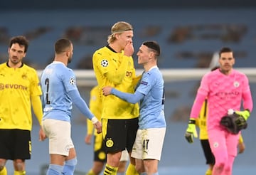 Haaland charla con Phil Foden después de un encuentro entre el Dortmund, su exequipo, y el Manchester City, su actual equipo. 