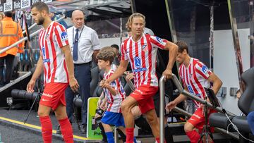 08/08/25
ESTADIO ST JAMES´PARK
PARTIDO AMISTOSO
NEWCASTLE UNITED FC - ATLETICO DE MADRID
14 MARCOS LLORENTE CON EL HIJO DE TRIPPIER