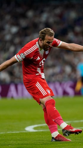 Soccer Football - UEFA Champions League - Quarter Final - First Leg - Real Madrid v Bayern Munich - Santiago Bernabeu, Madrid, Spain - April 7, 2026 Bayern Munich's Harry Kane shoots at goal REUTERS/Ana Beltran