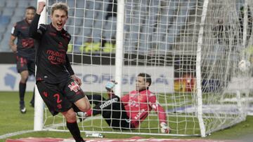 Nice's defender Arnaud Souquet celebrates after scoring a goal during the L1 football match between Bastia (SCB) and Nice (OGC) on January 20, 2017 at the Armand Cesari stadium in Bastia, on the French Mediterranean island of Corsica. / AFP PHOTO / Pascal POCHARD-CASABIANCA