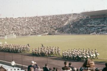 Cancha del Nacional desde Tribuna Andes, mientras el orfeón se prepara para tocar los himnos. Llama la atención la pista de atletismo de ceniza.