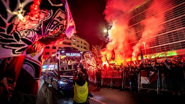 El color de la afición del Albacete en los aledaños del Carlos Belmonte.