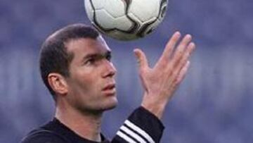 <b>APUESTA POR ZIDANE.</b> Ya van calentando motores los rumores sobre el próximo Balón de Oro 2002 y el francés Zidane, tras su golazo al Leverkusen en Glasgow, está reconocido hasta en Italia.