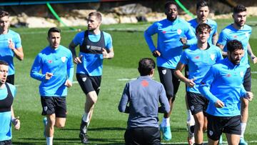 Marcelino García Toral con sus hombres en Lezama.